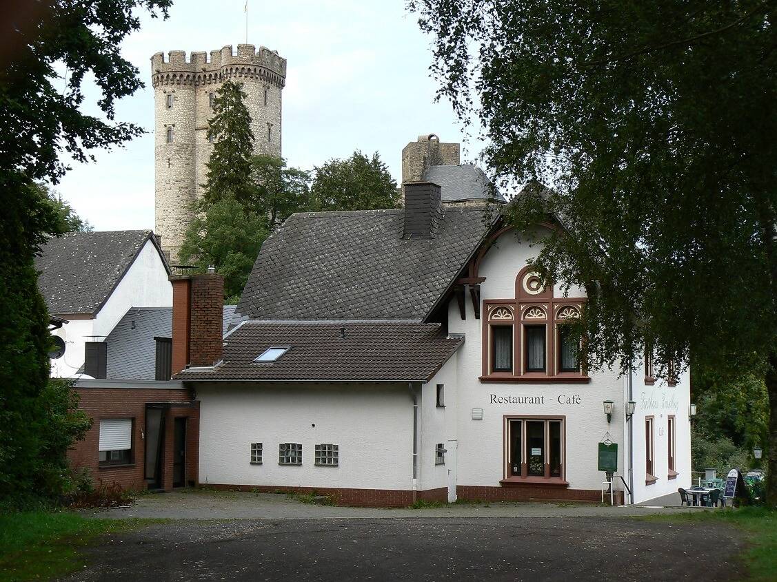 Ehemaliges Forsthaus mit Restaurant / Gaststätte und Betreiberwohnung in Toplage mit einmaliger Blick, ca. 9800 m² grundstück, in der Vulkaneifel in R