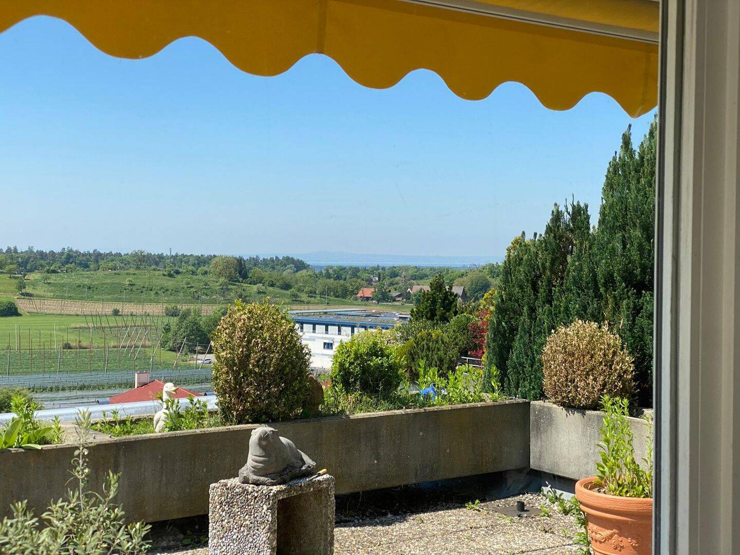 Großzügige Terrassenwohnung mit Potenzial: Ruhe, Licht, Seeblick & sonnige Lage