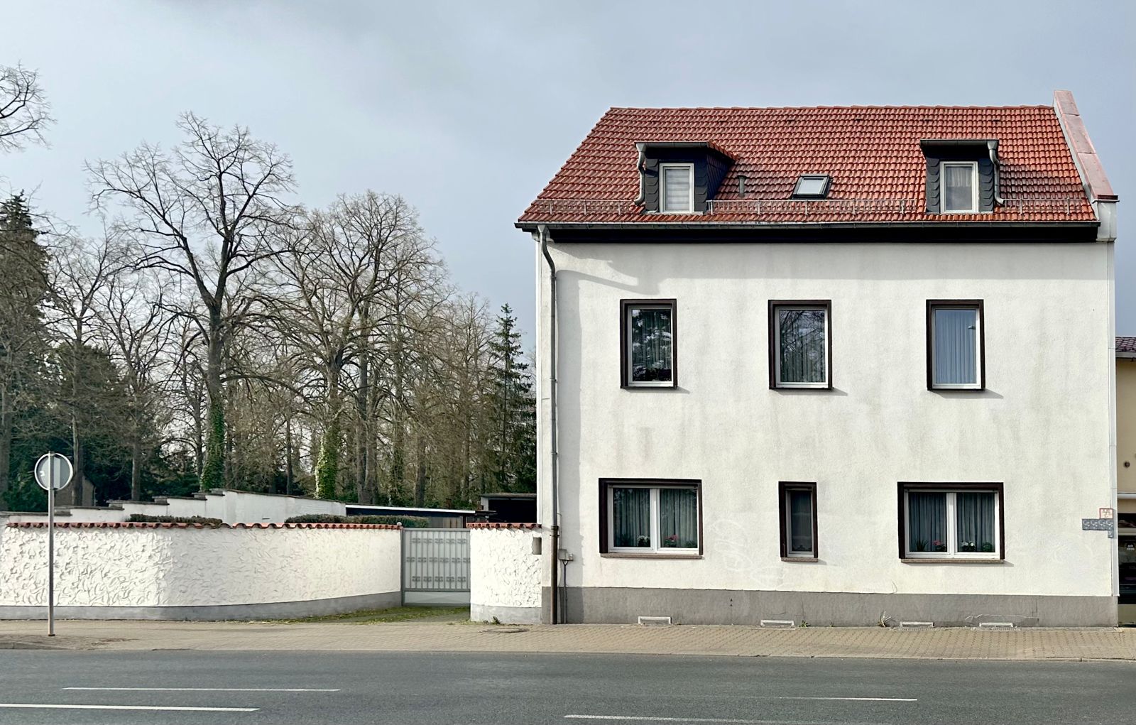 Mehrfamilienhaus zum Kauf 280.000 € 9 Zimmer 186 m²<br/>Wohnfläche 1.288 m²<br/>Grundstück Meuselwitz Meuselwitz 04610