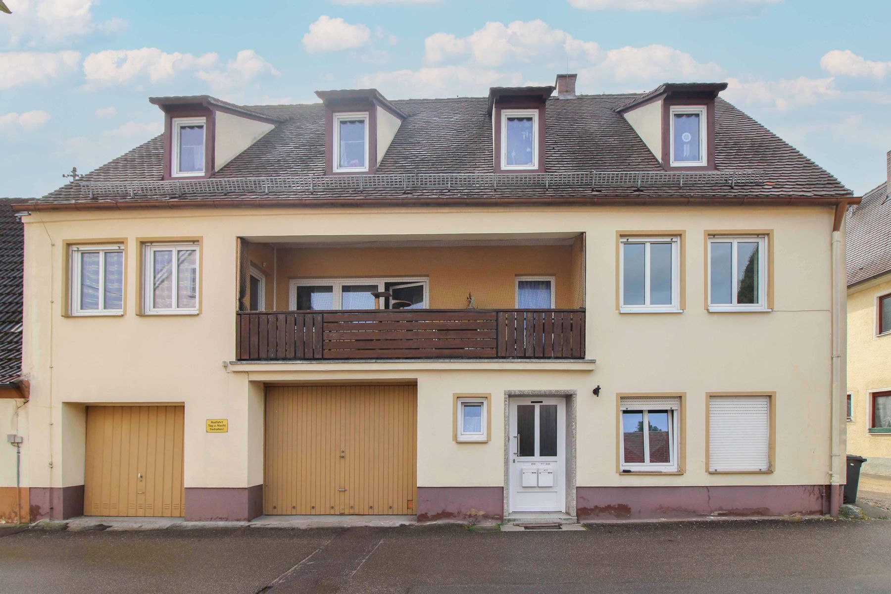 Mehrfamilienhaus zum Kauf 319.000 € 10 Zimmer 150,1 m²<br/>Grundstück Oettingen Oettingen in Bayern 86732