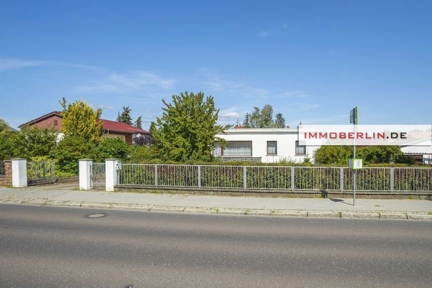 IMMOBERLIN.DE - Charaktervoller Bungalow mit Südwestterrasse, Garagen & großem Garten in familiärer Lage nahe der Havel