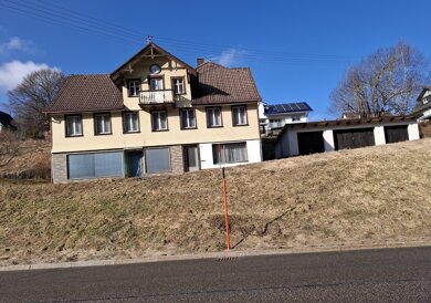 Haus zum Kauf provisionsfrei 225.000 € 224 m² 1.081 m² Grundstück frei ab sofort Wiesbachweg 1 Eisenbach 79871