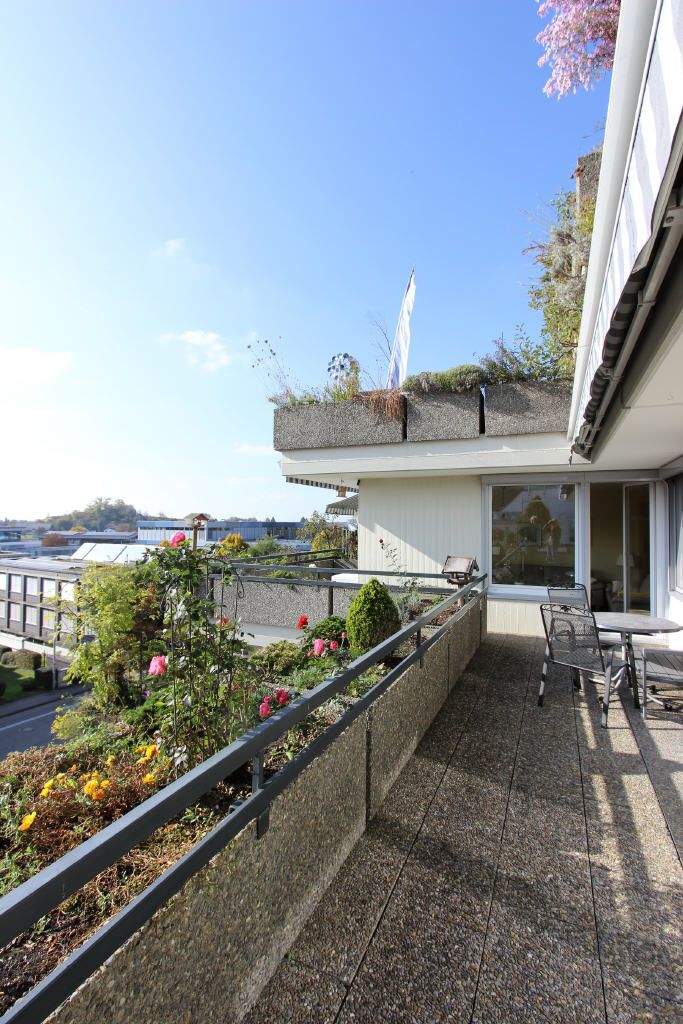 Große 4,5 Zimmer Wohnung in sonniger, ruhiger Lage mit Bergblick