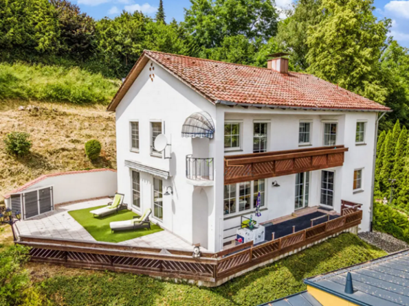 Großzügiges Einfamilienhaus mit Blick auf die Stadt