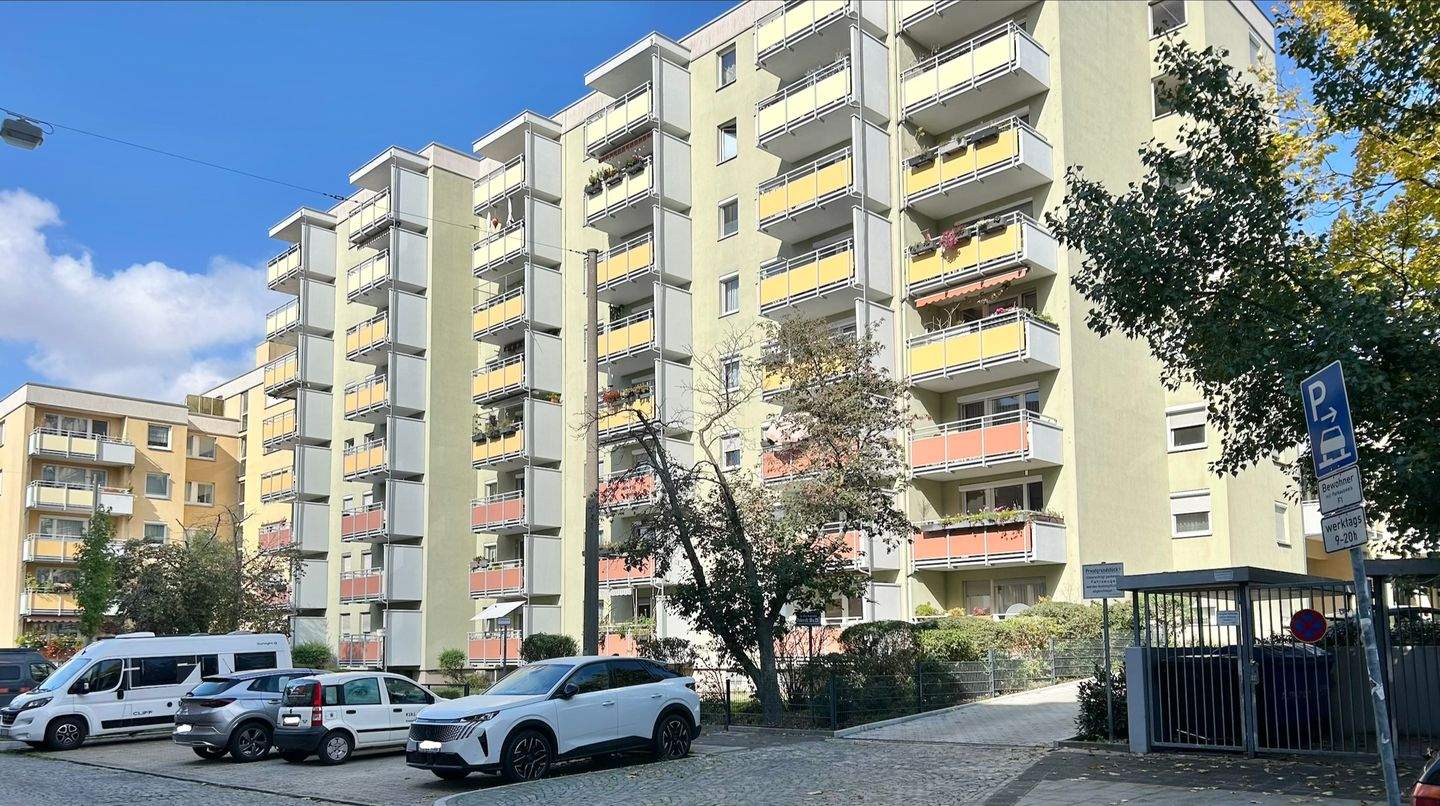 ***IHR SCHLÜSSEL ZUM GLÜCK*** SONNIGE 4 ZIMMER WOHNUNG MIT EINBAUKÜCHE BALKON UND GARAGENSTELLPLATZ