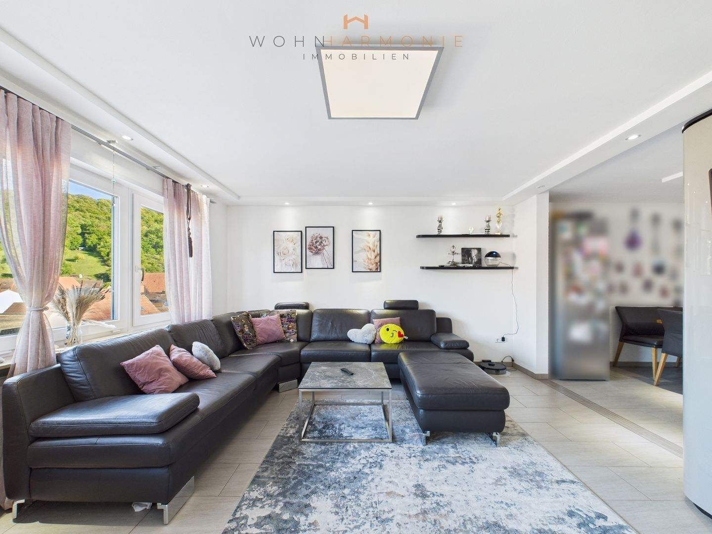 Immobilie in Wiernsheim - Großzügiges Einfamilienhaus mit Garten, Balkon und separater Wohnung - Bild 2