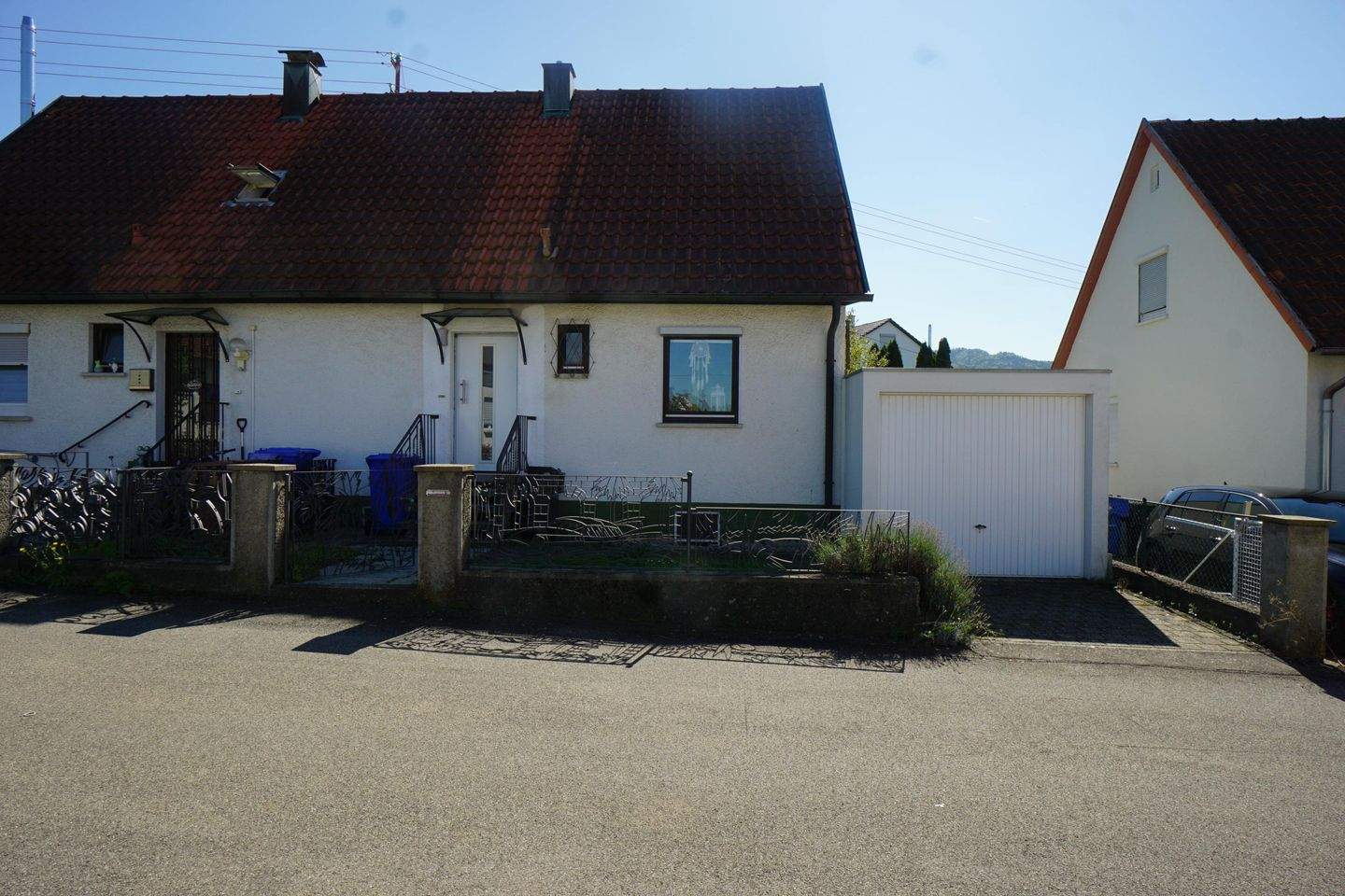 Immobilie in Bisingen - Charmante Doppelhaushälfte mit großem Grundstück und Garage - Bild 0