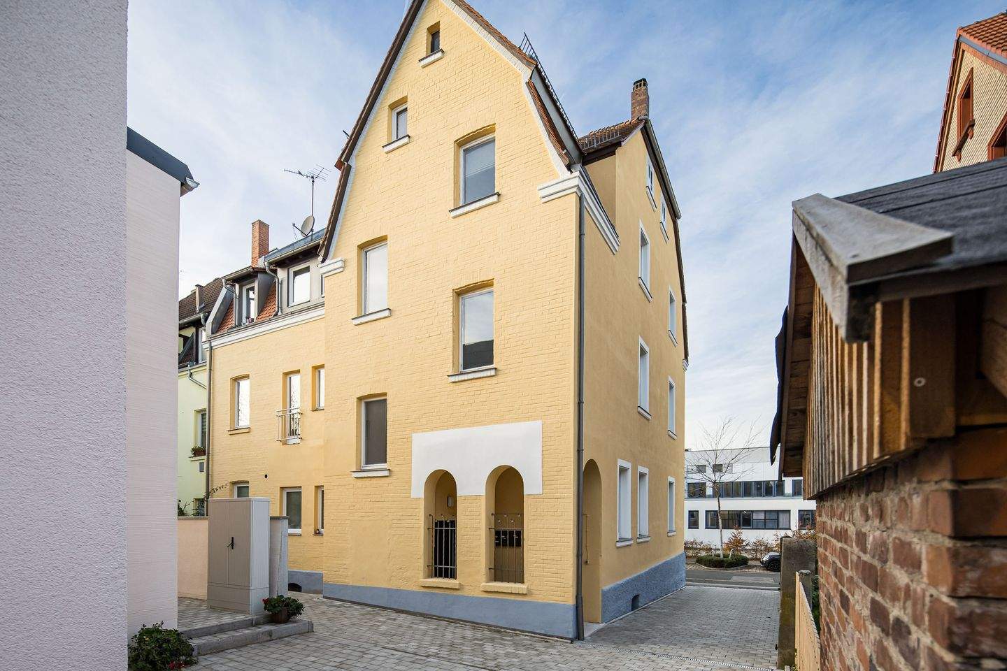 Immobilie in Schwabach - Charmantes Mehrfamilienhaus mit Altbaucharakter und Entwicklungspotenzial in zentraler Lage von Schwabach - Bild 1