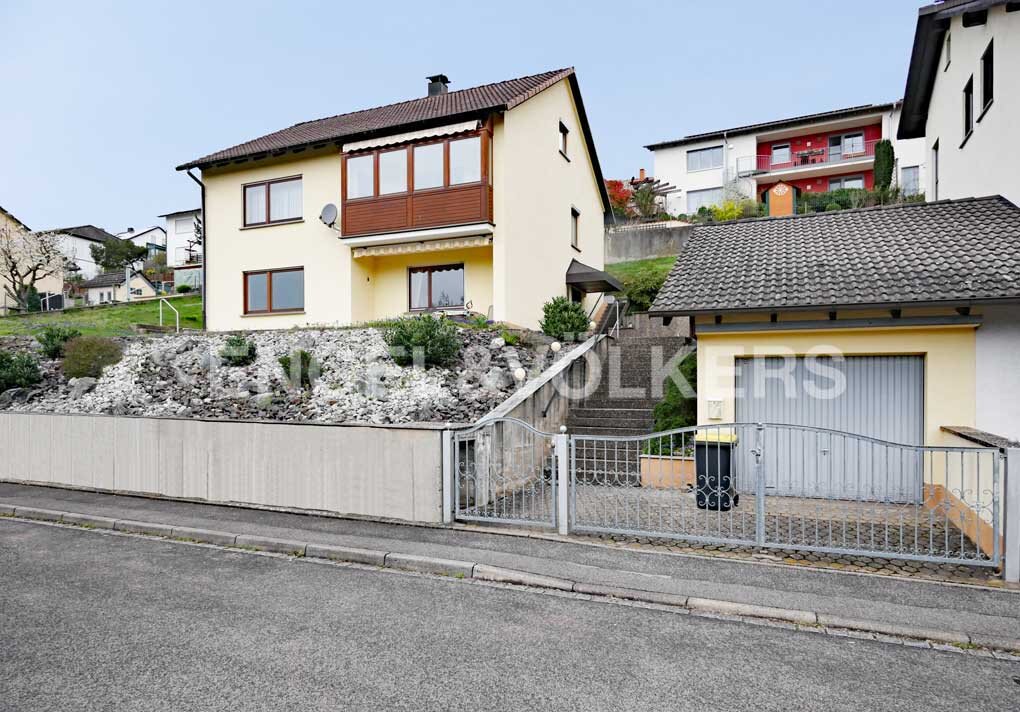 Einfamilienhaus zum Kauf 299.000 € 4 Zimmer 126 m²<br/>Wohnfläche 826 m²<br/>Grundstück Ebelsbach Ebelsbach 97500