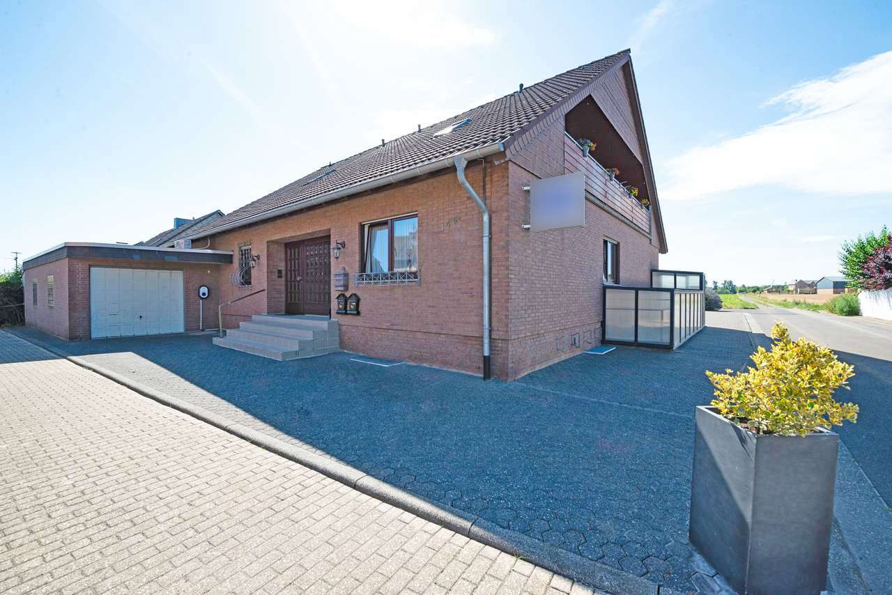 Mehrfamilienhaus zum Kauf 699.000 € 7 Zimmer 276,5 m²<br/>Wohnfläche 758 m²<br/>Grundstück Giesendorf Elsdorf 50189