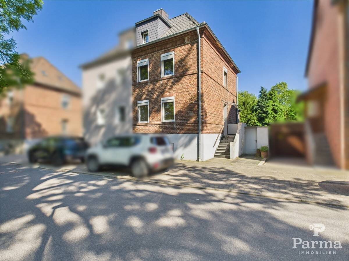 Modernisierungsbedürftige Doppelhaushälfte in guter Lage in Düren-Rölsdorf