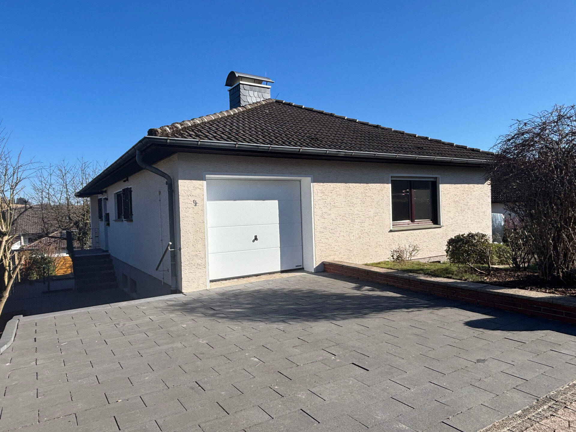 Frisch renoviert und chic - Bungalow mit Einliegerwohnung!