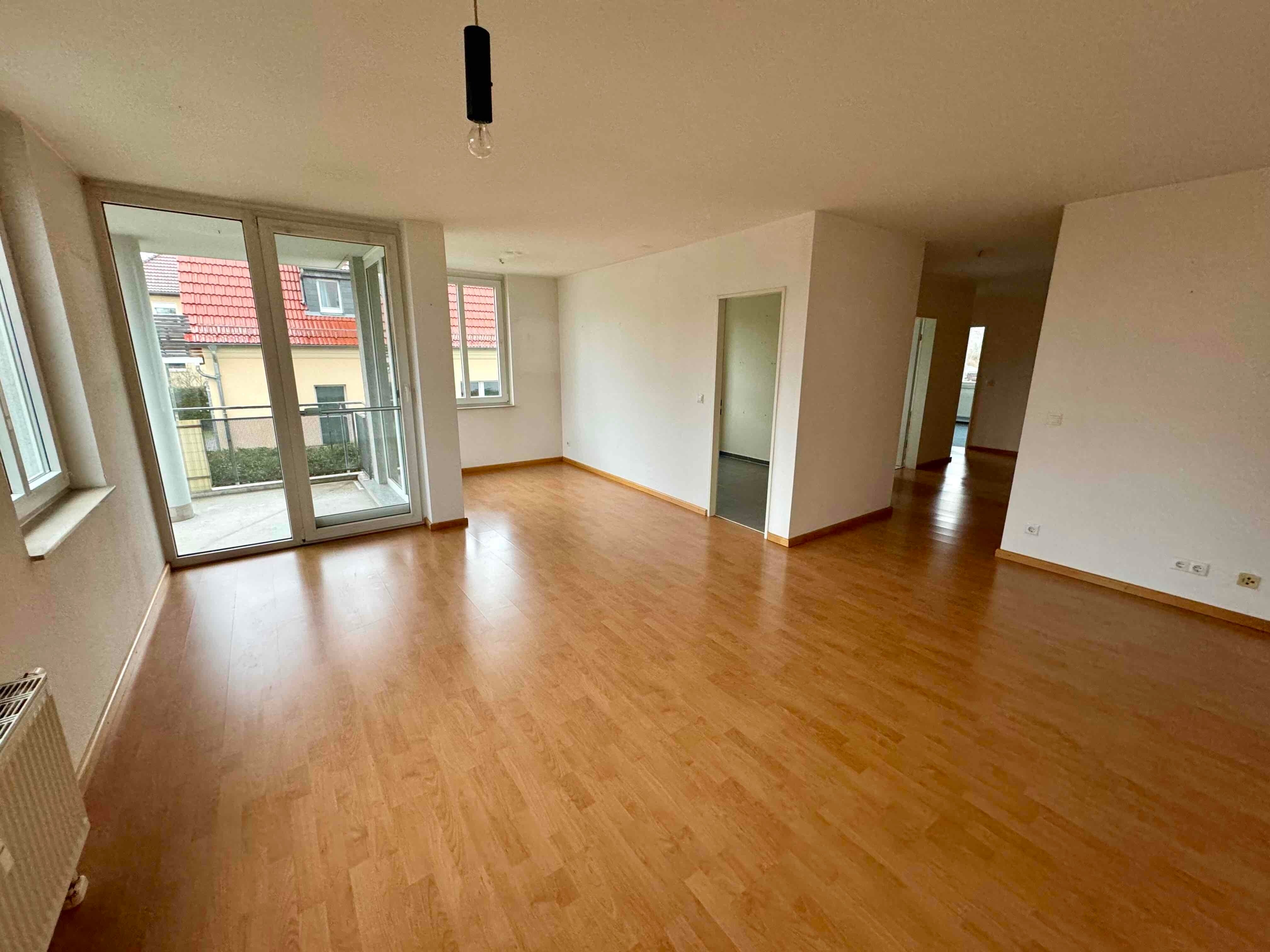 Wohnung zur Miete 840 € 3 Zimmer 84 m²<br/>Wohnfläche 1. Stock<br/>Geschoss 01.08.2024<br/>Verfügbarkeit Radebeul 01445