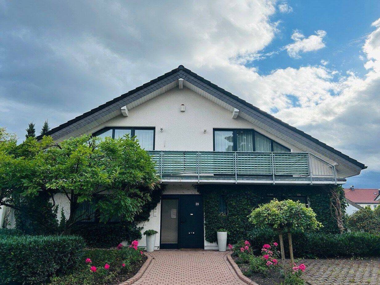 Exklusives Einfamilienhaus mit vermieteter Arztpraxis (Einliegerwohnung), Provisionsfrei