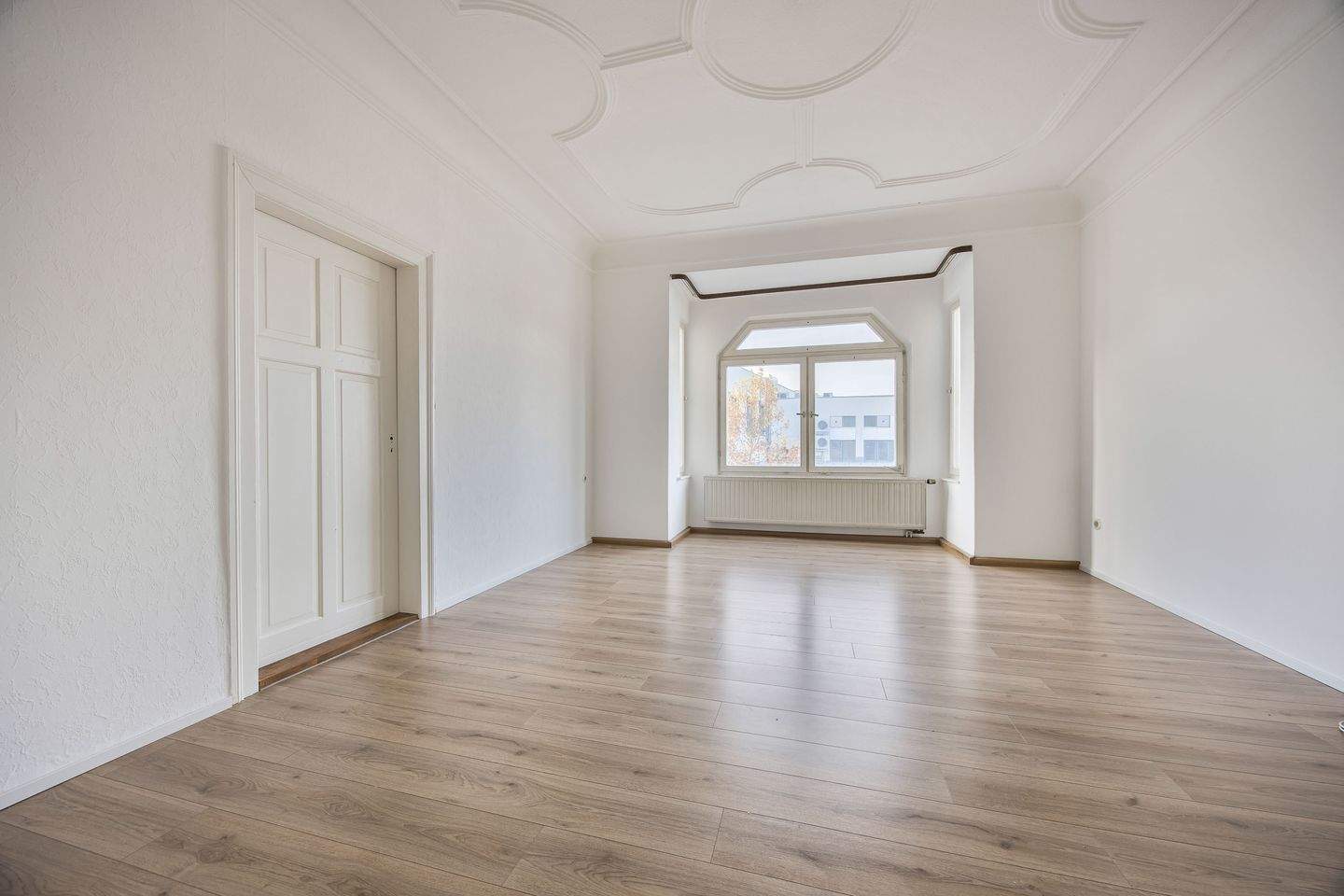 Immobilie in Schwabach - Charmantes Mehrfamilienhaus mit Altbaucharakter und Entwicklungspotenzial in zentraler Lage von Schwabach - Bild 3