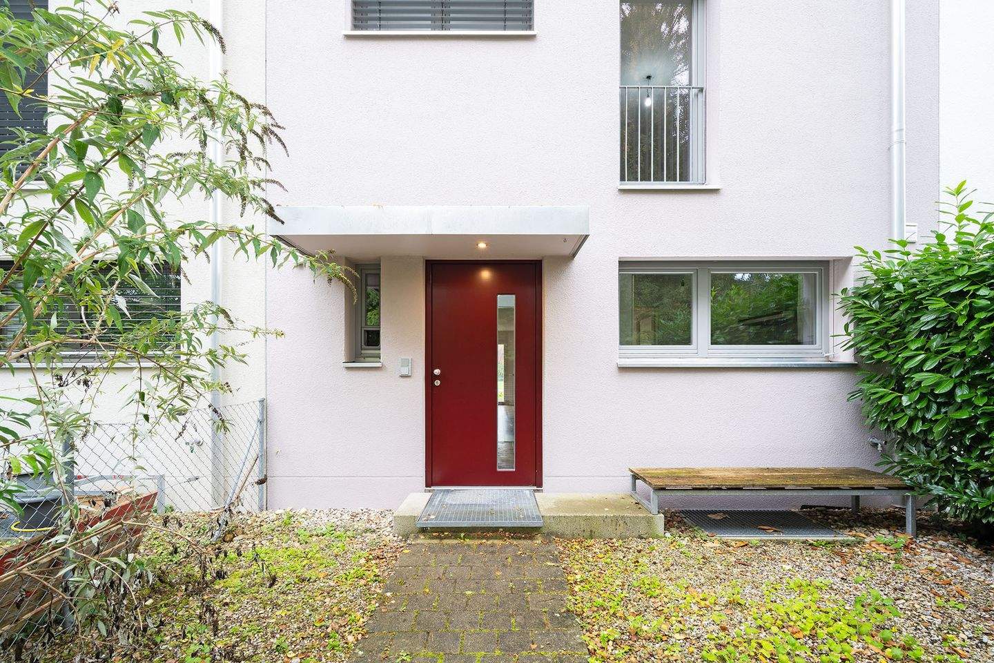 Optik und Technik in Bestform! Neuwertiges Reihenhaus mit Garten und Dachterrasse