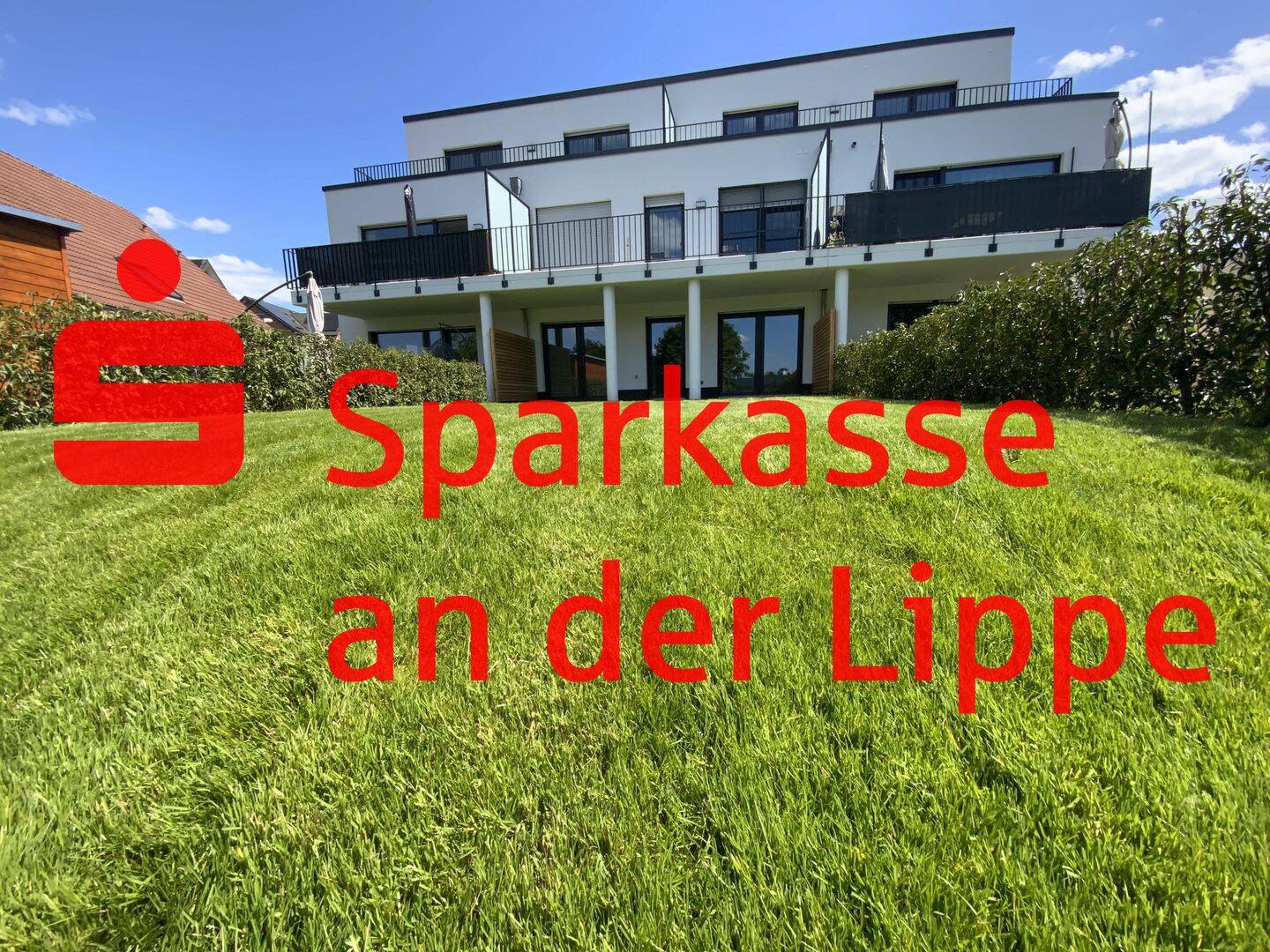 ERDGESCHOSS MIT ÜBERDACHTER TERRASSE UND GARTEN