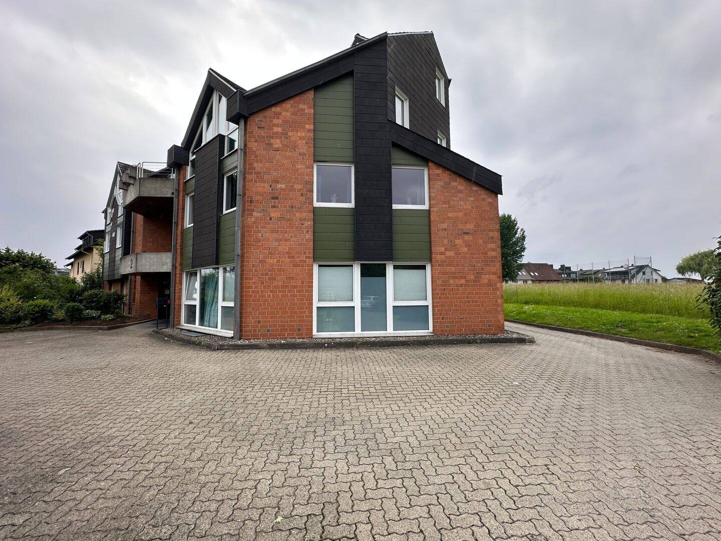 ***Lichtdurchflutete 2 Zimmer-Dachgeschosswohnung in zentraler Lage von Rosdorf***