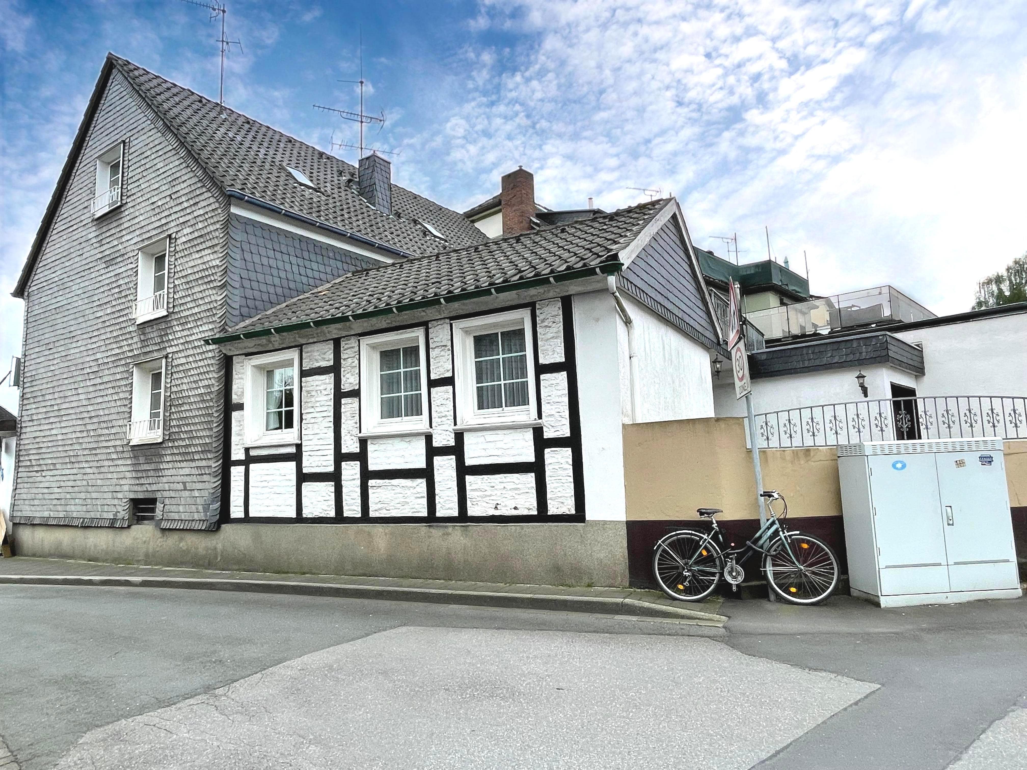 Mehrfamilienhaus zum Kauf 348.000 € 5 Zimmer 160 m²<br/>Wohnfläche 304 m²<br/>Grundstück Niedersprockhövel Sprockhövel 45549