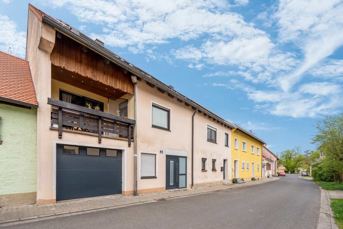 Reihenmittelhaus zum Kauf 349.000 € 8 Zimmer 255 m²<br/>Wohnfläche 150 m²<br/>Grundstück Sugenheim Sugenheim 91484