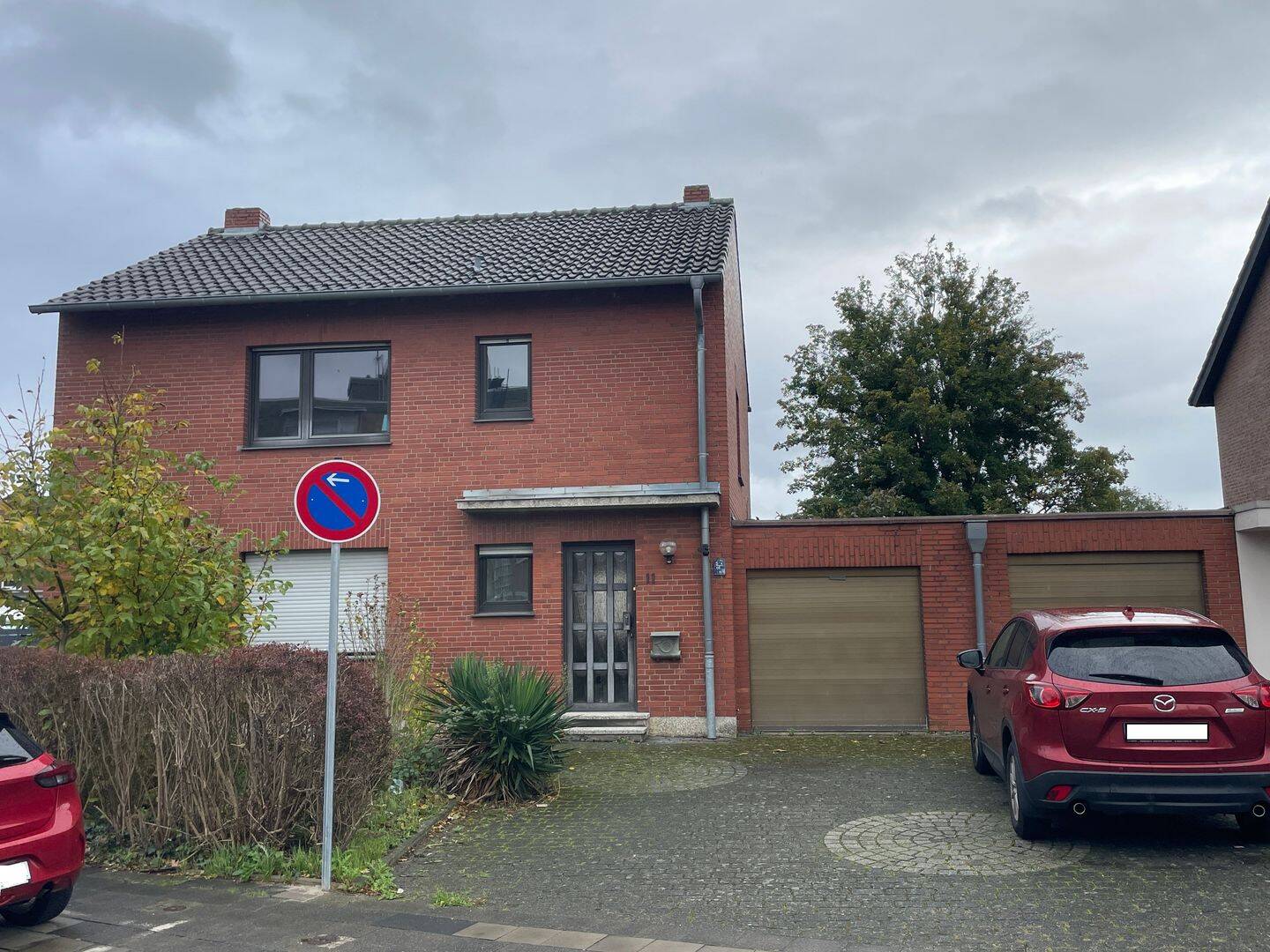 Provisionsfrei: Freistehendes, stark sanierungsbedürftiges Einfamilienhaus mit Doppelgarage und großem Potential