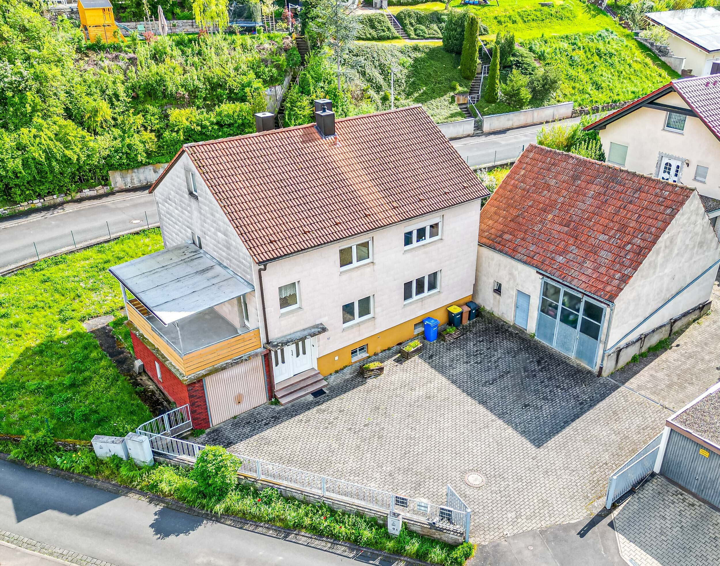Mehrfamilienhaus zum Kauf 355.000 € 7 Zimmer 150 m²<br/>Wohnfläche 737 m²<br/>Grundstück Leinach 97274