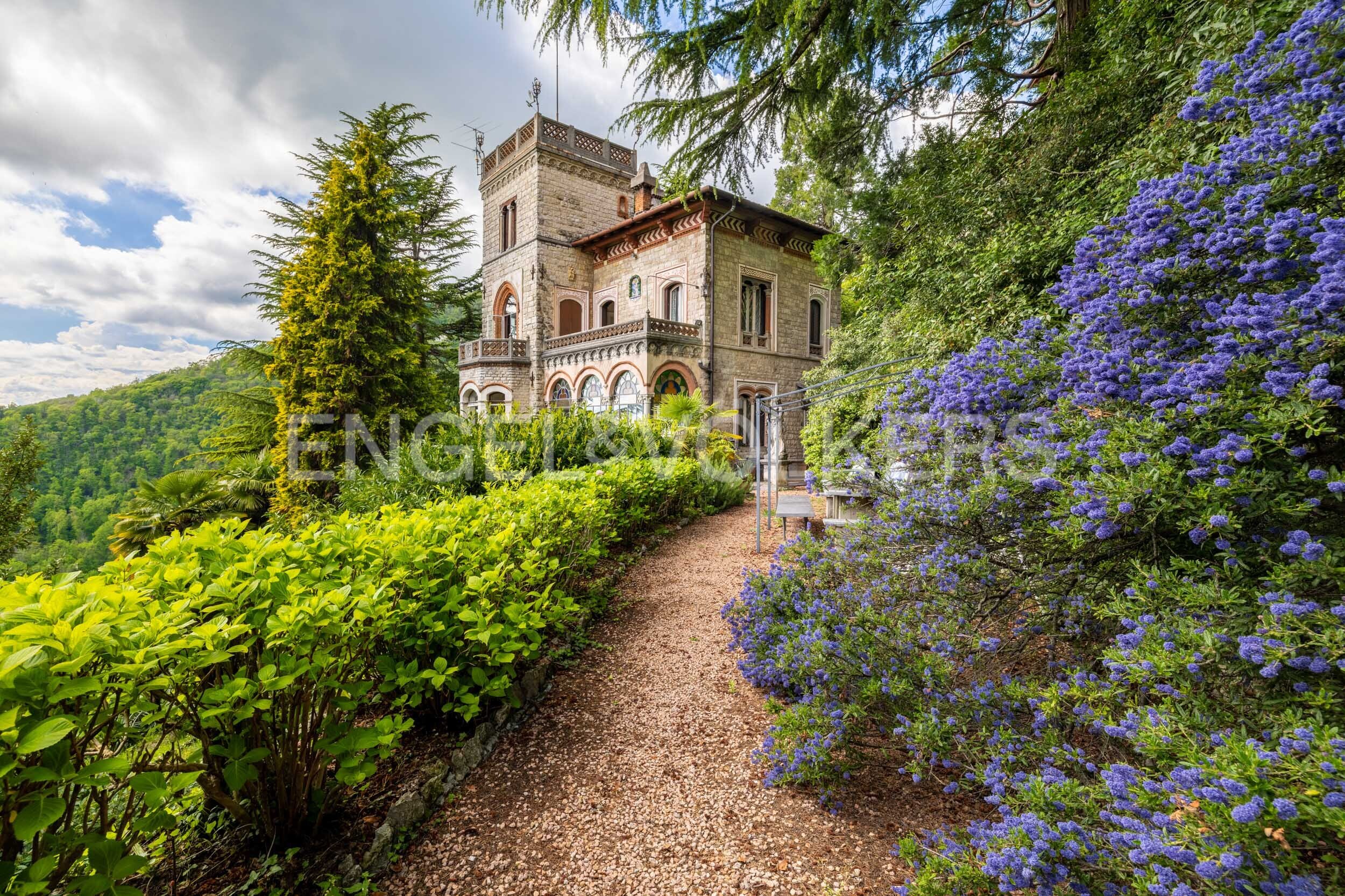 Villa zum Kauf 1.800.000 € 10 Zimmer 377 m²<br/>Wohnfläche 11.000 m²<br/>Grundstück Ab sofort<br/>Verfügbarkeit Via Fincarà Varese 21100