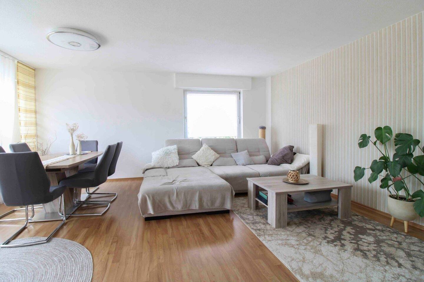 bezugsfrei: Moderne 4-Zimmer-Familienwohnung  mit Balkon, Garage und Schwimmbad