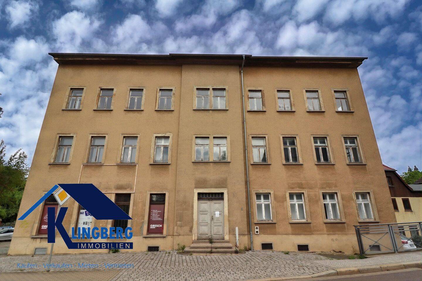 Sanierungsbedürftiges Wohn- und Geschäftshaus in Best-Lage von Zeitz zu verkaufen!