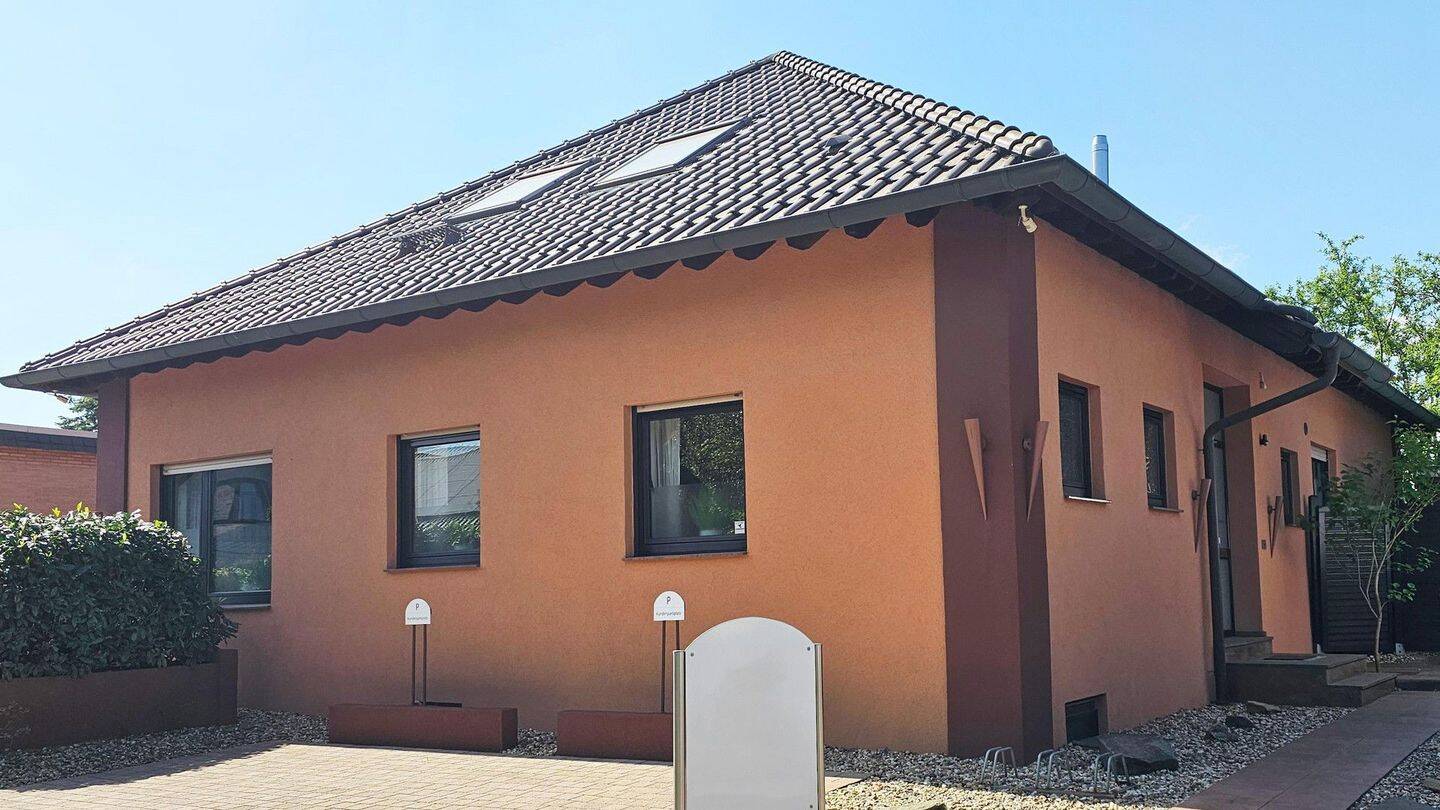 Mediterranes Familienidyll mit Stil - Exklusives Einfamilienhaus mit separatem Bürotrakt
