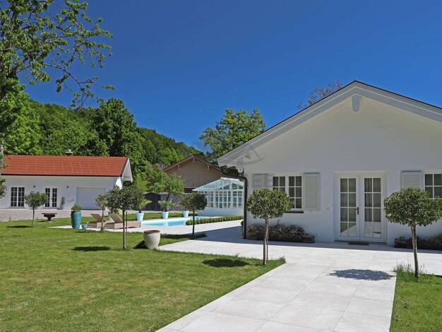 Villa zum Kauf 1.499.999 € 5 Zimmer 220 m² 9.557 m² Grundstück frei ab sofort Heutauer Straße 19d Unterheutau Siegsdorf 83313