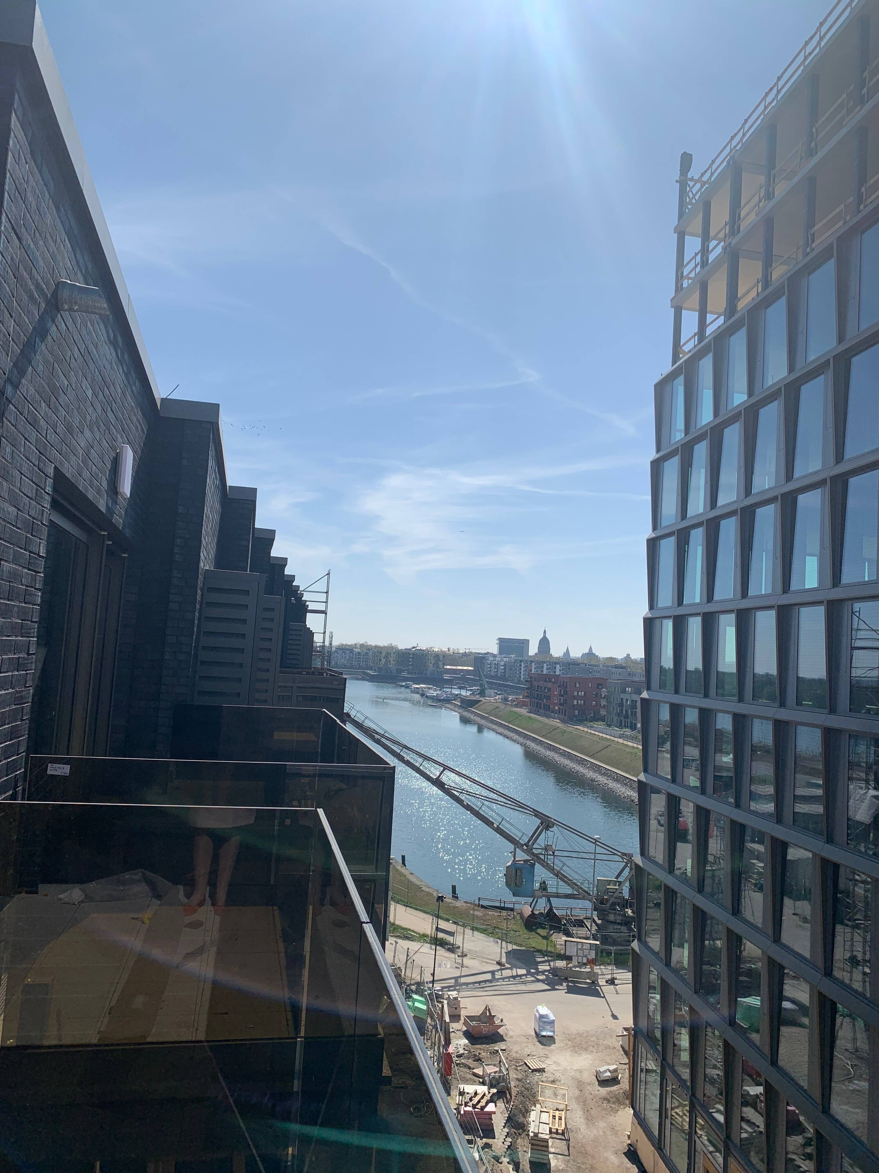 Blick auf Hafenbecken und die Stadt, 3-Zimmer-Wohnung, 5.OG