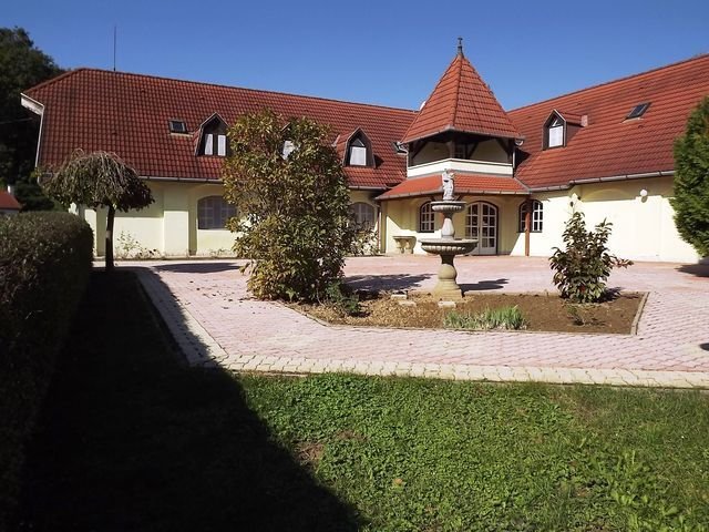 Hotel zum Kauf 1.351.351 € 38 Zimmer 3.000 m² Gastrofläche 38.726 m² Grundstück Region Kaposvár 7400