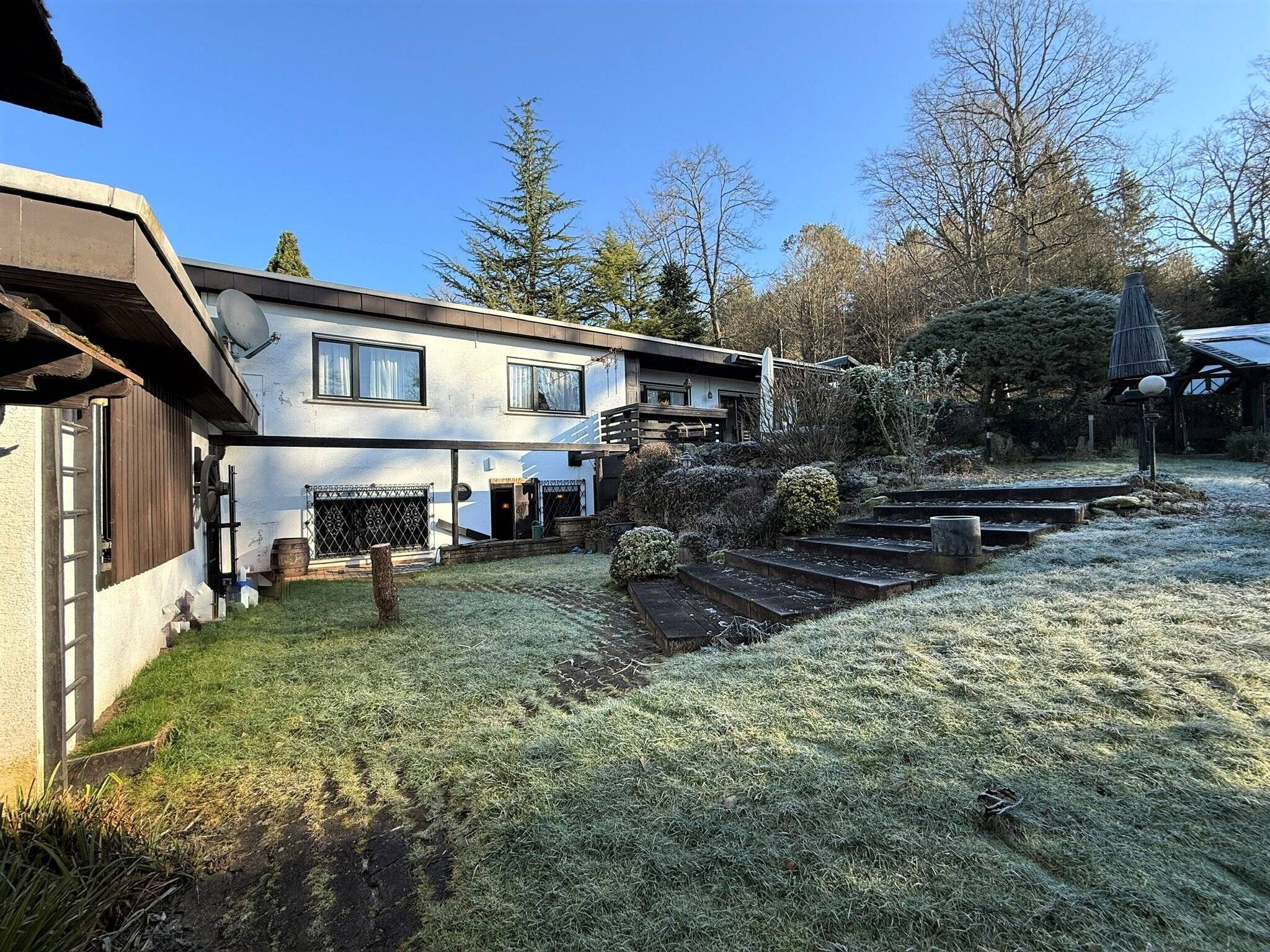 EINFAMILIENHAUS MIT EINLIEGERWOHNUNG & GROßEM GARTEN IN HOMBURG *BEGEHRTE WOHNLAGE*