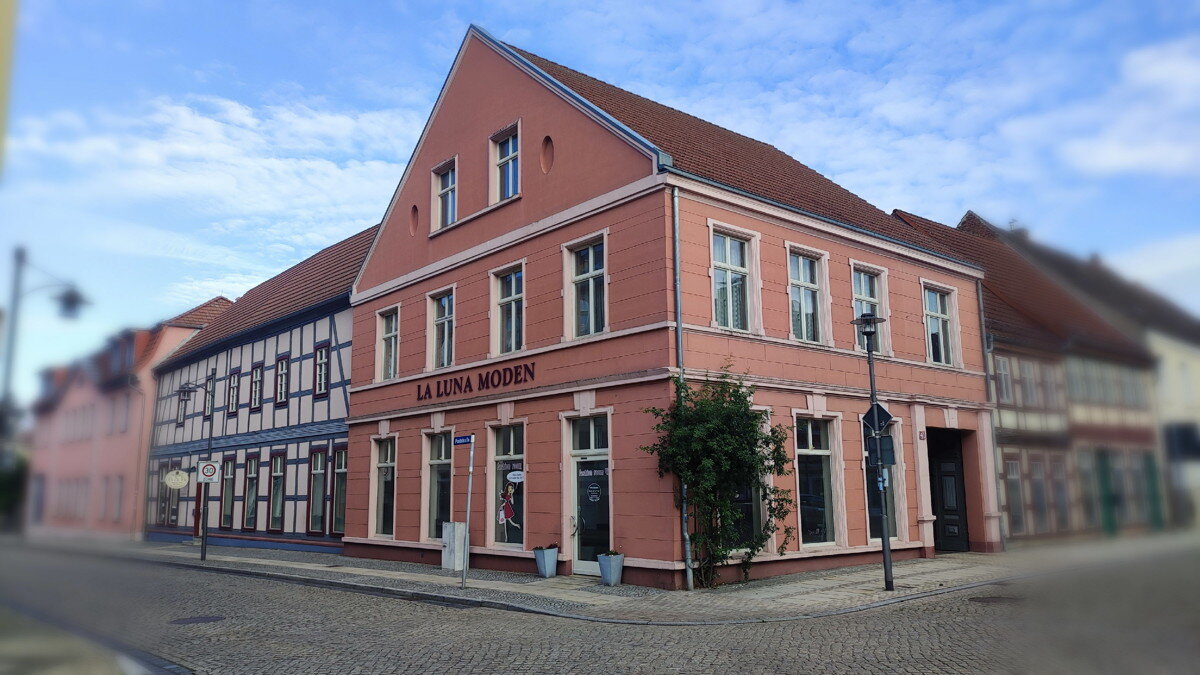 Haus zum Kauf 290.000 € 12 Zimmer 230 m²<br/>Wohnfläche 443 m²<br/>Grundstück Osterburg Osterburg 39606