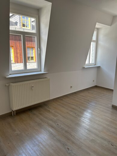 Wohnung zur Miete 338 € 2 Zimmer 61,5 m² frei ab sofort Marktplatz 8 Lößnitz Lößnitz 08294