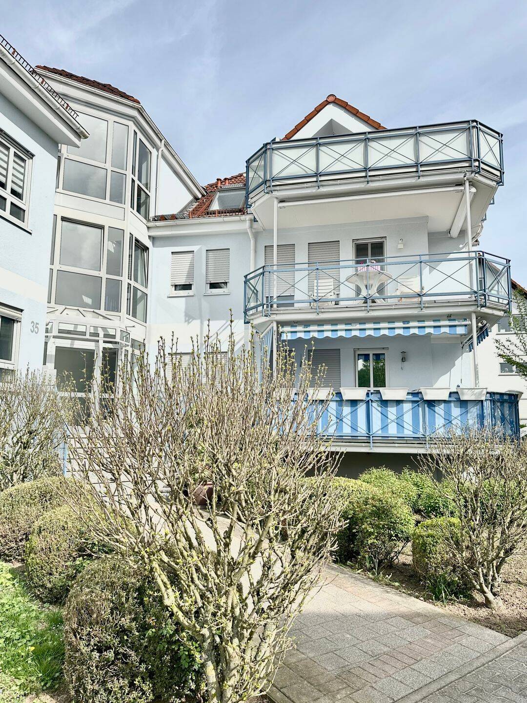 Zentrale Lage 4,5-Zimmer-Maisonette-Wohnung, Kamin, zwei PKW-Stellplätze in Schwalbach am Taunus!
