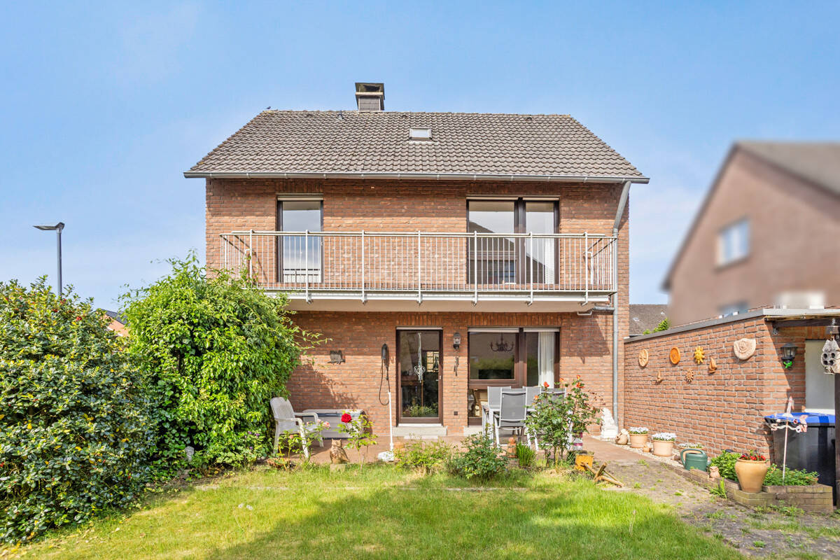 Liebevoll gepflegtes Einfamilienhaus mit Garten und Garage in Maxiparknähe!