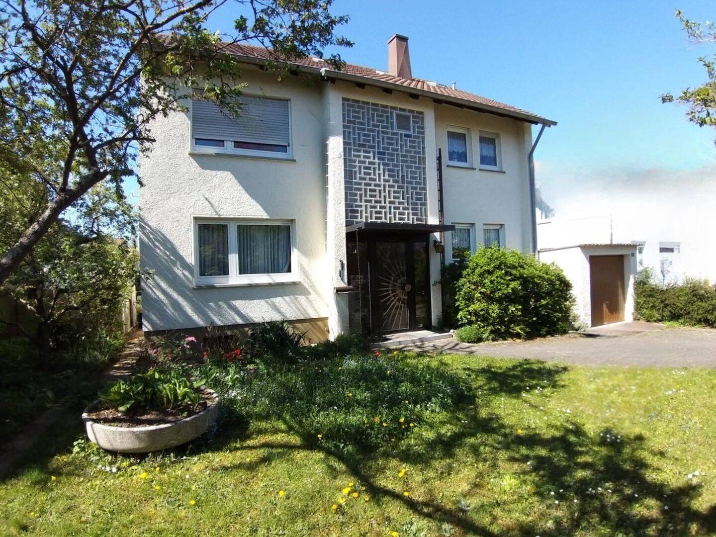 Zwei-Generationenhaus mit Garten und Garage.