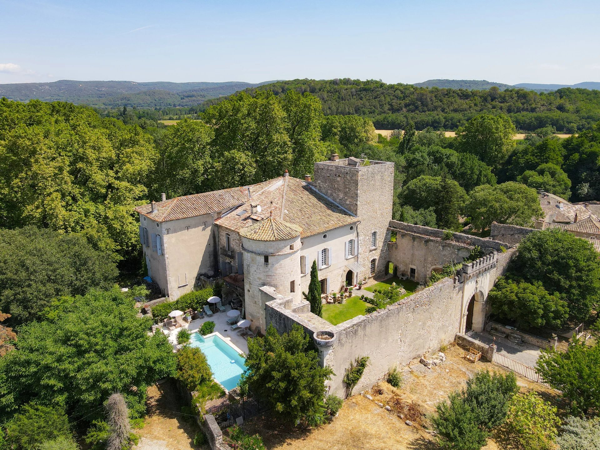 Schloss zum Kauf 1.575.000 € 20 Zimmer 673 m²<br/>Wohnfläche 21.030 m²<br/>Grundstück UZES 30700