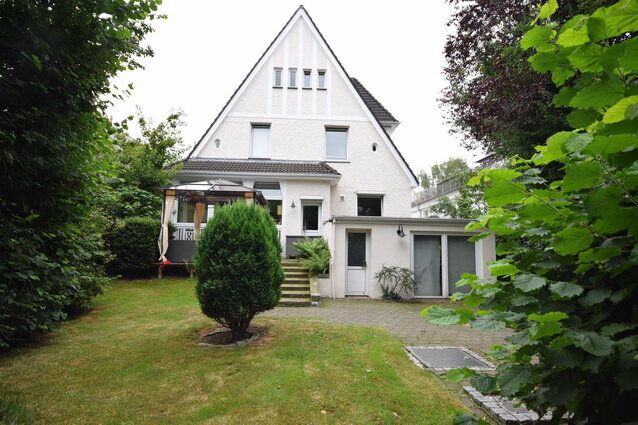 Einfamilienhaus zur Miete 2.500 € 11 Zimmer 242 m²<br/>Wohnfläche 743 m²<br/>Grundstück Radio Bremen Bremen 28211