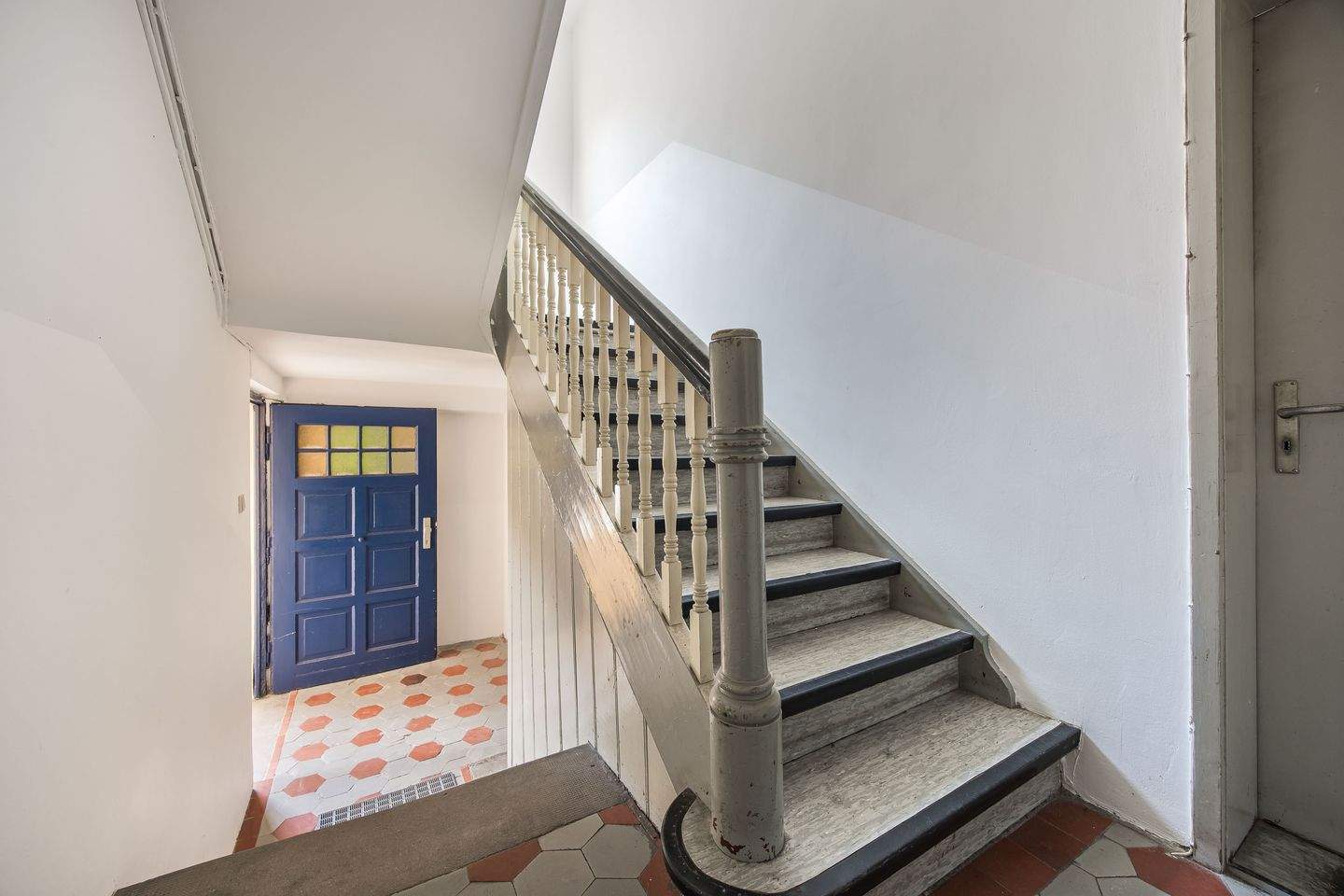 Immobilie in Schwabach - Charmantes Mehrfamilienhaus mit Altbaucharakter und Entwicklungspotenzial in zentraler Lage von Schwabach - Bild 2