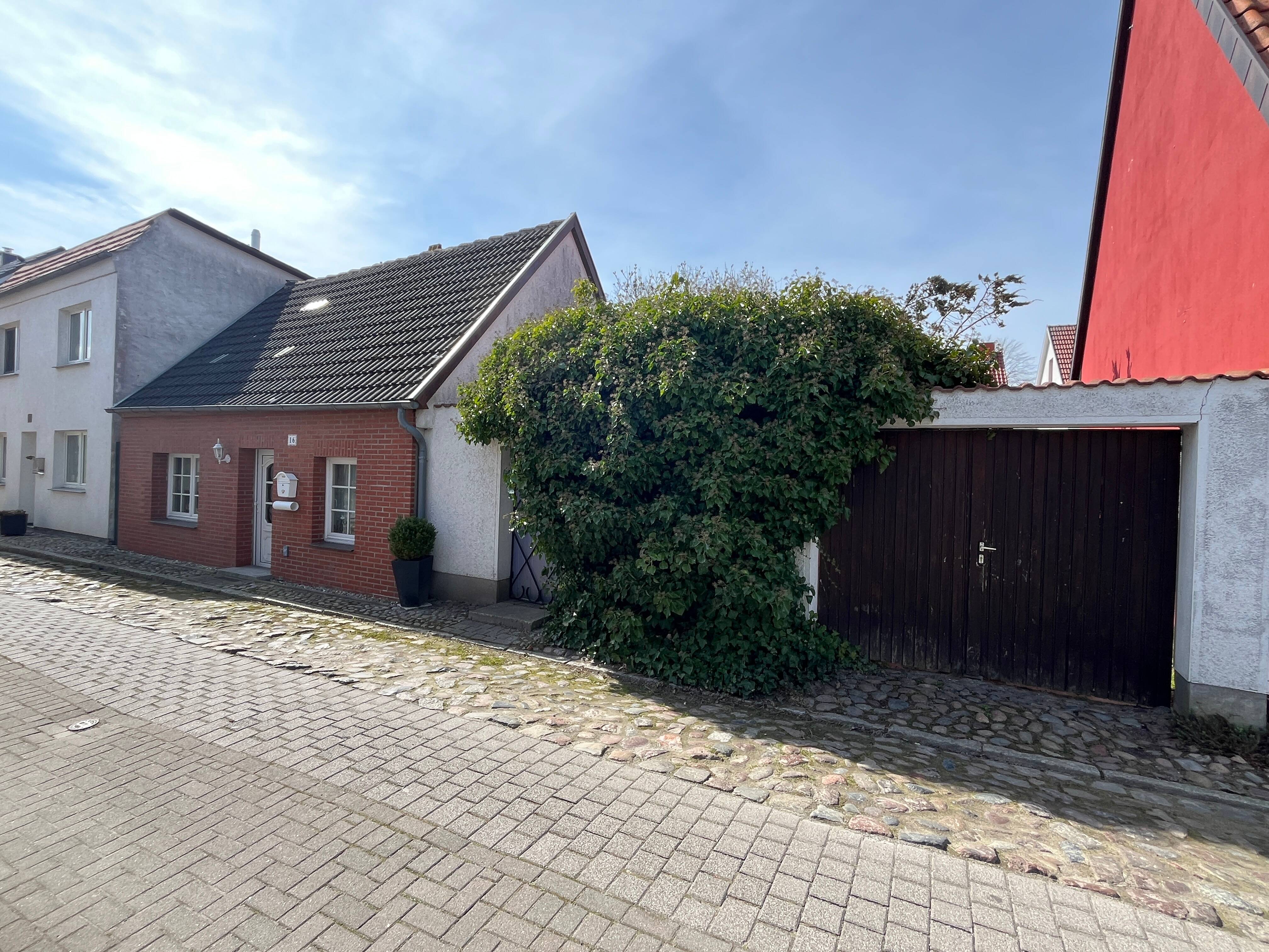 Immobilie in Barth - Stadthaus in Hafennähe  mit idyllischem Innenhof und eigener Zufahrt im Altstadtring von Barth - Bild 0