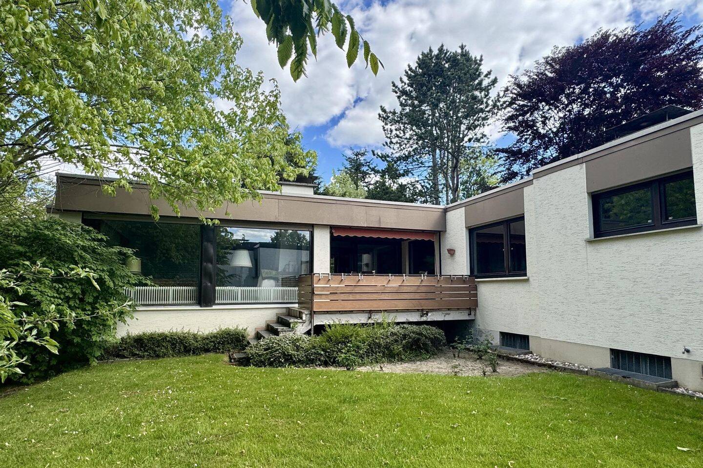 Traumhafter Winkelbungalow im Dornröschenschlaf