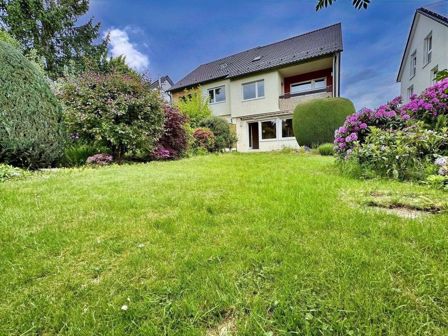 Raum für Ihre Träume: Vielseitige Doppelhaushälfte mit Gartenidylle