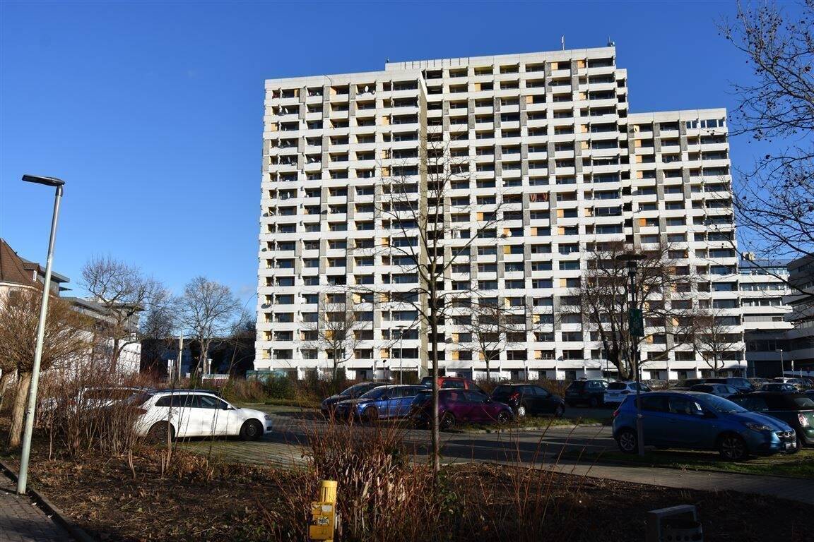 Renovierungsbedürftige zentrale 3-Zi.-Wohnung in direkter Uni-Lage - sofort frei-