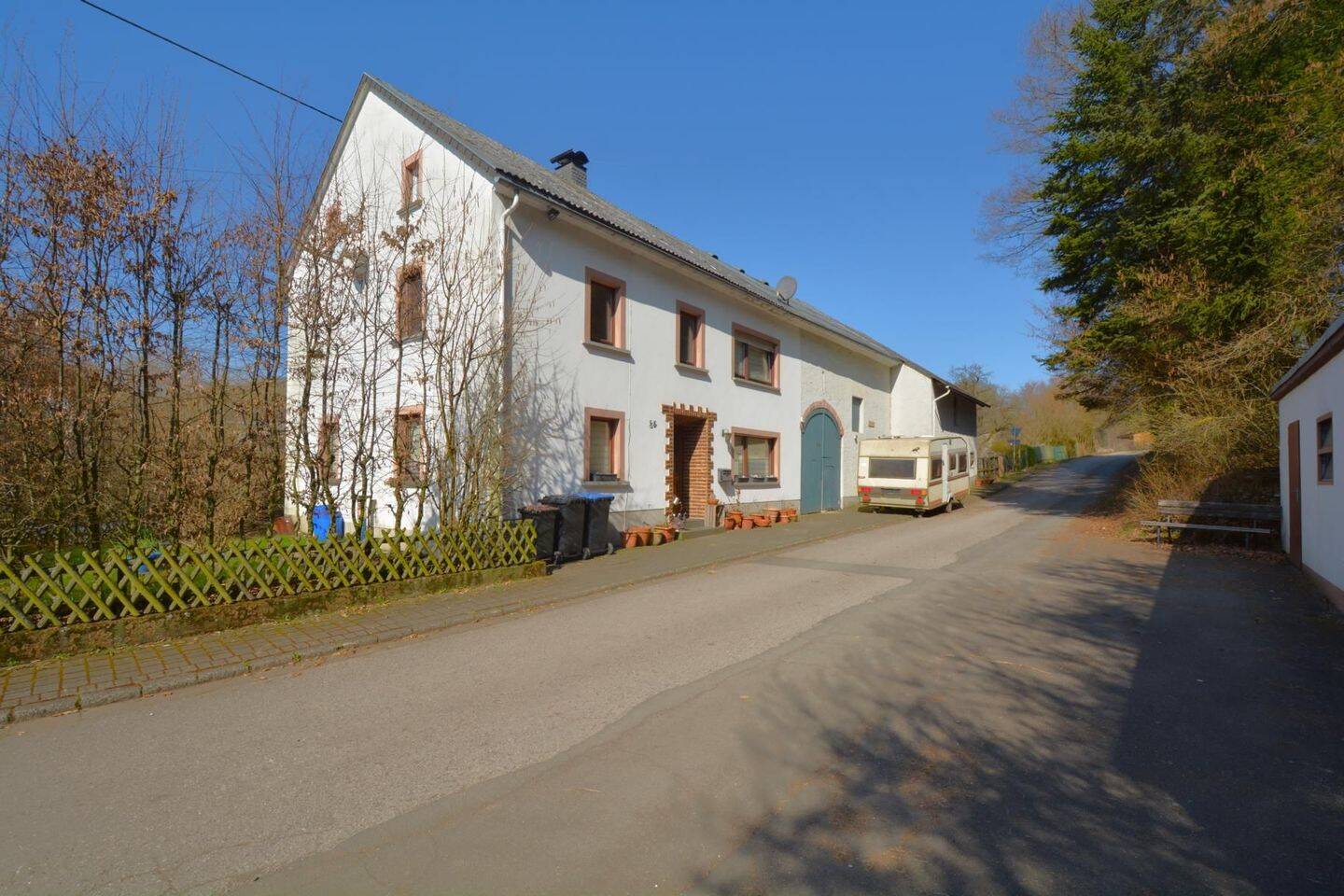 Freistehendes Haus mit Scheune, Stallungen, Garagen und Nebengebäude auf großem Grundstück in Rockeskyll
