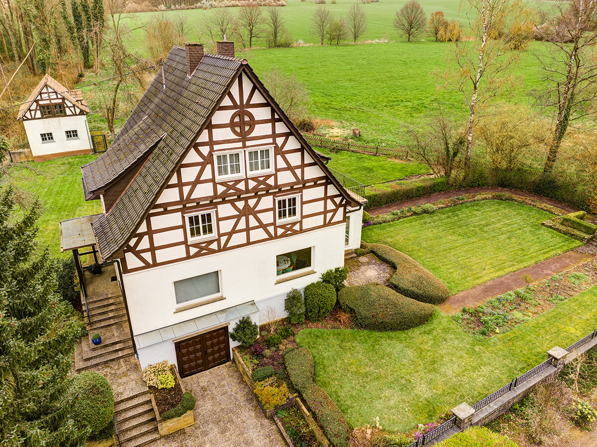 Einfamilienhaus zum Kauf 325.000 € 8 Zimmer 240 m²<br/>Wohnfläche 2.324 m²<br/>Grundstück ab sofort<br/>Verfügbarkeit Altenkirchen Altenkirchen (Westerwald) 57610