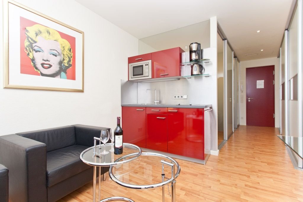 Wohnung zur Miete Wohnen auf Zeit 1.990 € 2 Zimmer 31 m²<br/>Wohnfläche 04.11.2024<br/>Verfügbarkeit Kurfürstendamm Charlottenburg Berlin 10719