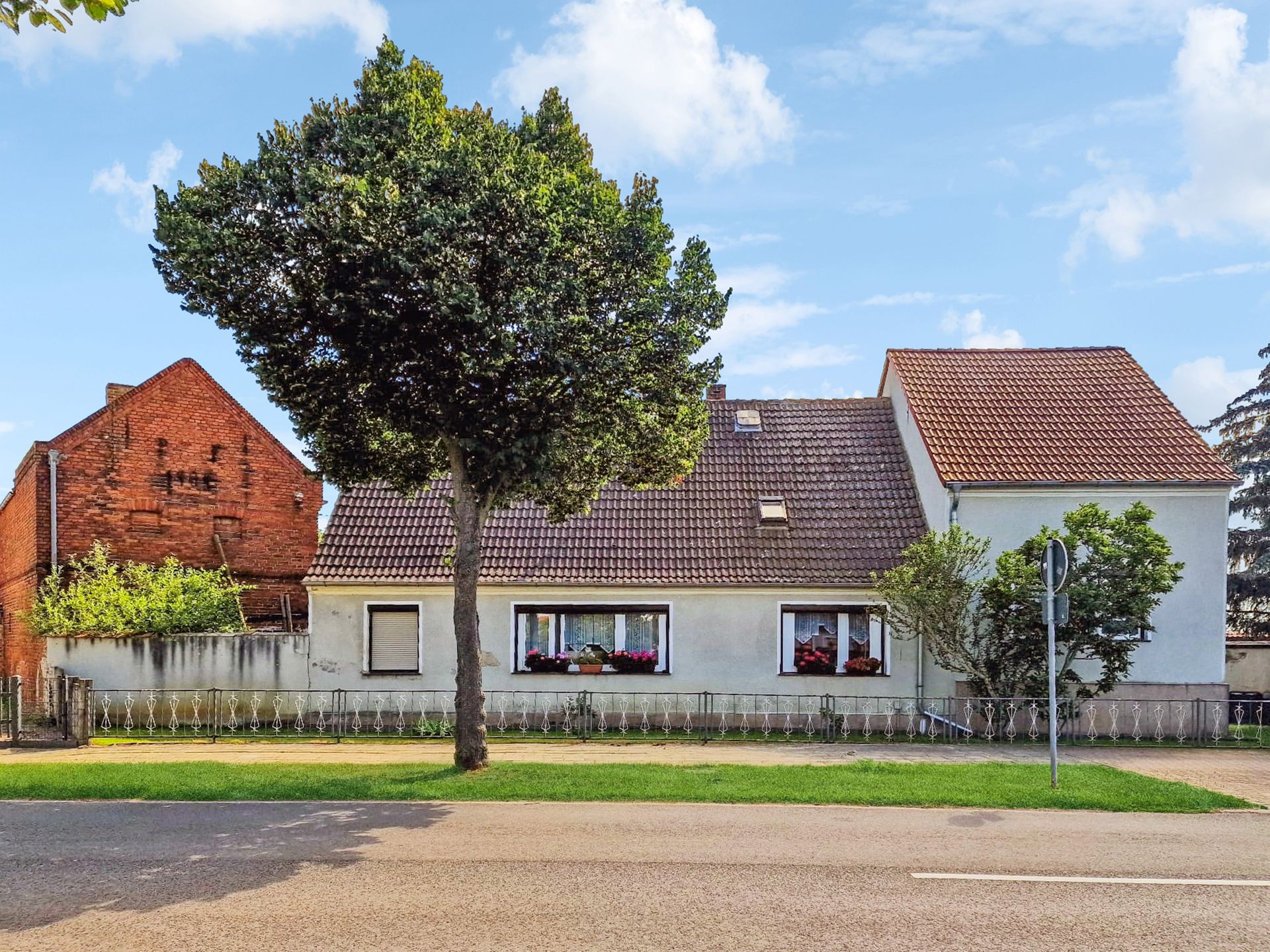 Mehrfamilienhaus zum Kauf als Kapitalanlage geeignet 130.000 € 7 Zimmer 200 m²<br/>Wohnfläche 1.345 m²<br/>Grundstück Dannigkow Gommern 39245